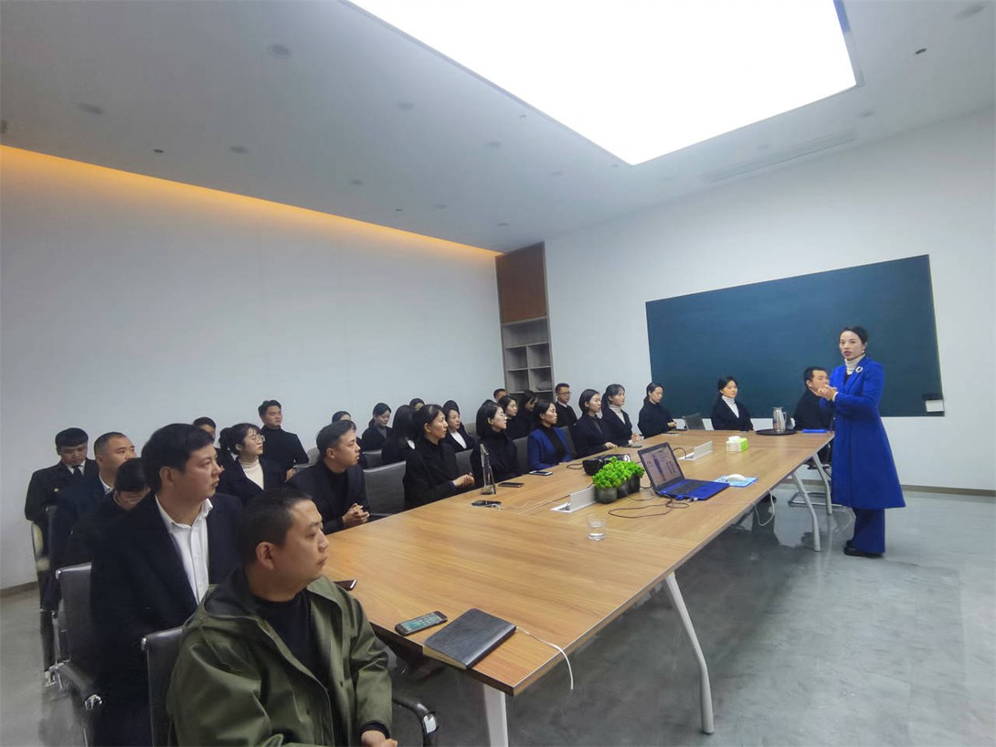 杏耀教师罗杨赴雪子集团(贵州)房地产营销中心进行礼仪培训