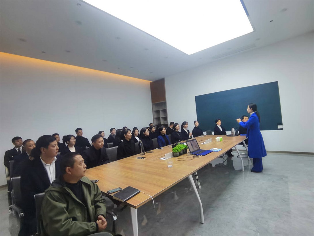 杏耀教师罗杨赴雪子集团(贵州)房地产营销中心进行礼仪培训
